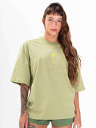 Camiseta oversized verde com estampa de palmeiras em aquarela da marca Greenish, perfeita para um estilo casual.