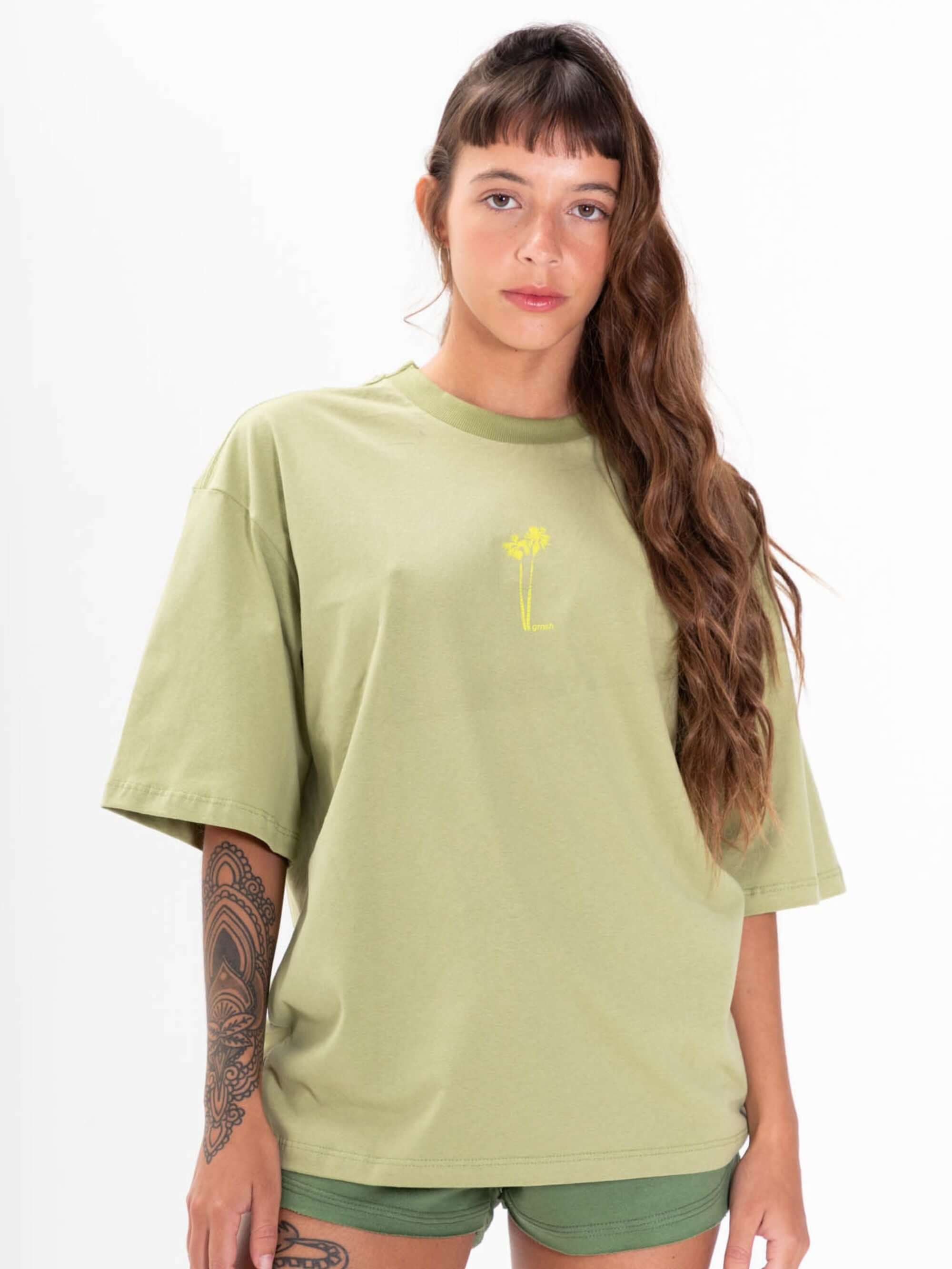 Camiseta oversized verde com estampa de palmeiras em aquarela da marca Greenish, perfeita para um estilo casual.