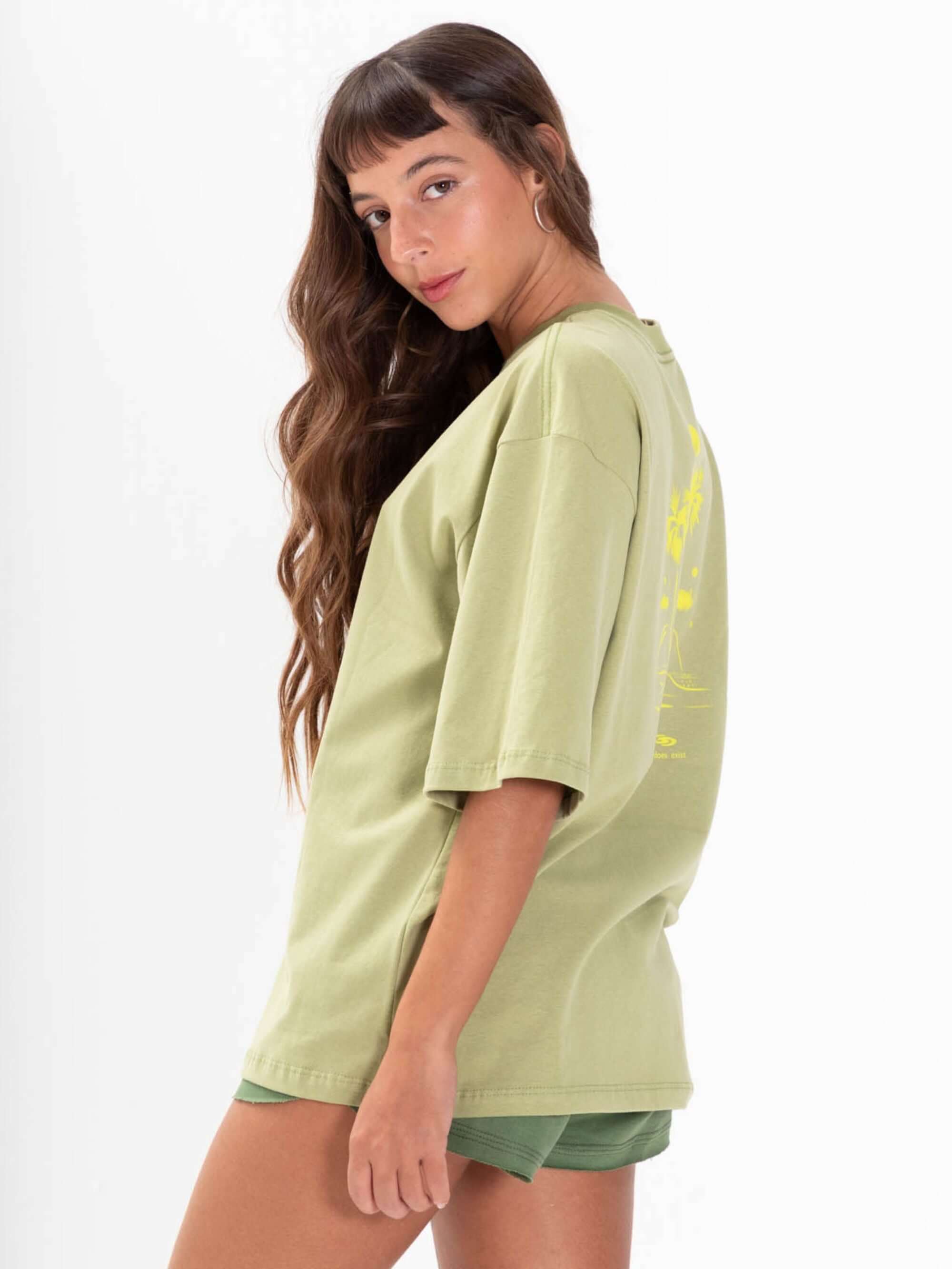 Camiseta oversized verde com estampa de palmeiras aquareladas da marca Greenish, ideal para um look casual e confortável.