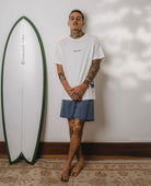 Camiseta oversized off white da marca Greenish, com modelo usando em ambiente descontraído.