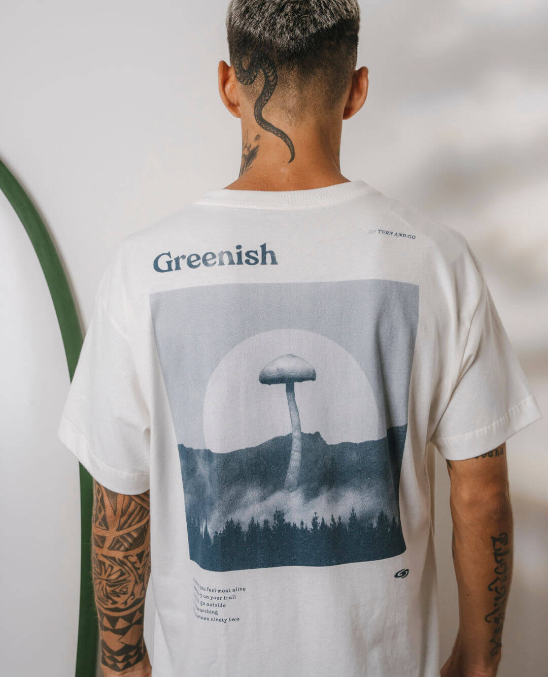 Camiseta oversized off white Wild Mushroom da marca Greenish, com estampa criativa nas costas.