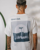 Camiseta oversized off white Wild Mushroom da marca Greenish, com estampa criativa nas costas.