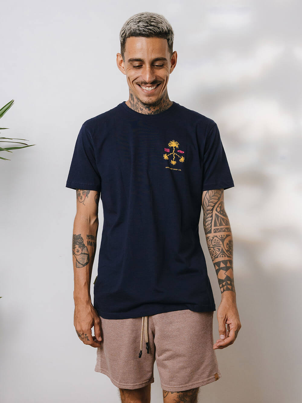 Camiseta azul marinho da Greenish com estampa de âncora, perfeita para o fim de semana e looks descontraídos.