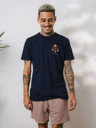 Camiseta azul marinho da Greenish com estampa de âncora, perfeita para o fim de semana e looks descontraídos.