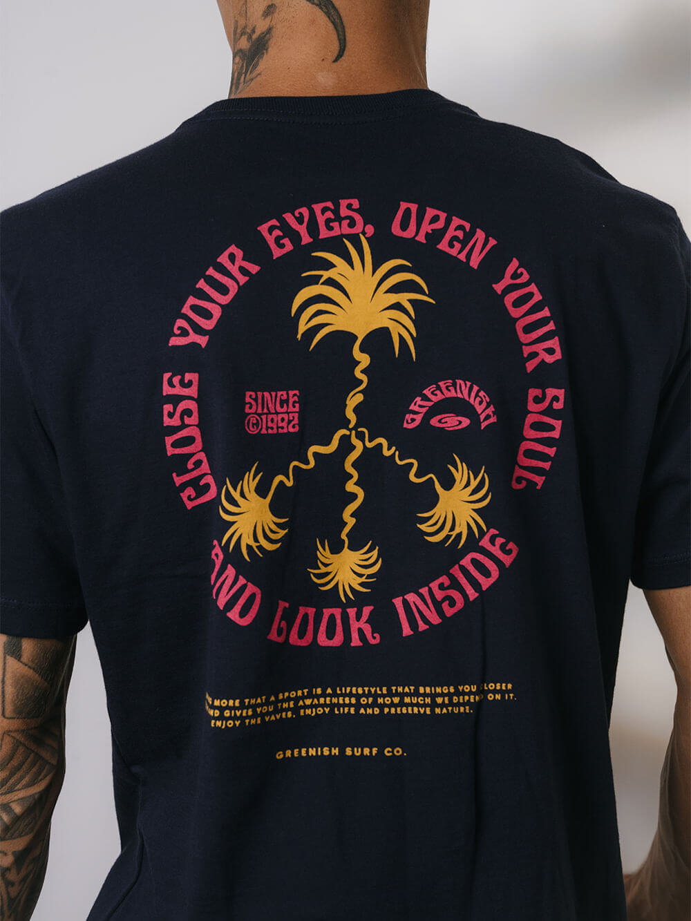 Camiseta Greenish azul marinho com estampa de palmeiras e mensagem inspiradora 'Close Your Eyes, Open Your Soul'.