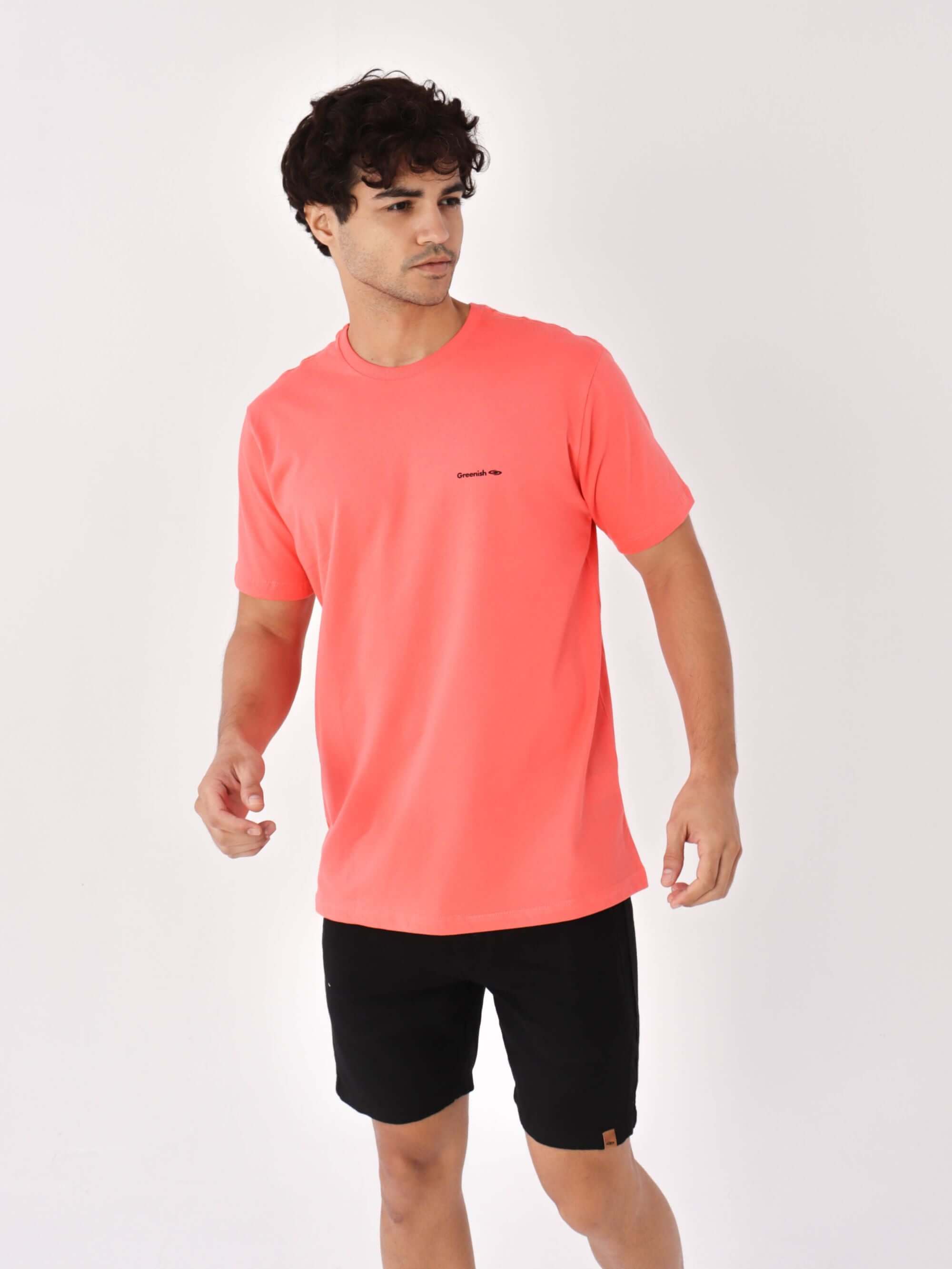 Camiseta Coral Small Logo da Greenish, modelo clássico em 100% algodão sustentável, com caimento perfeito.