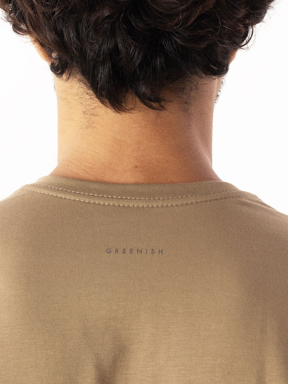 Detalhe da camiseta Pima Essential caqui da Greenish, mostrando o logo na parte de trás.