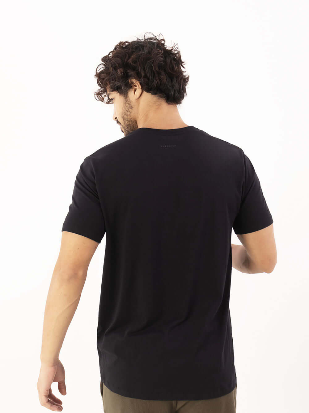 Camiseta Pima Essential preta da Greenish, vista traseira, moderna e atemporal, feita em algodão Pima.