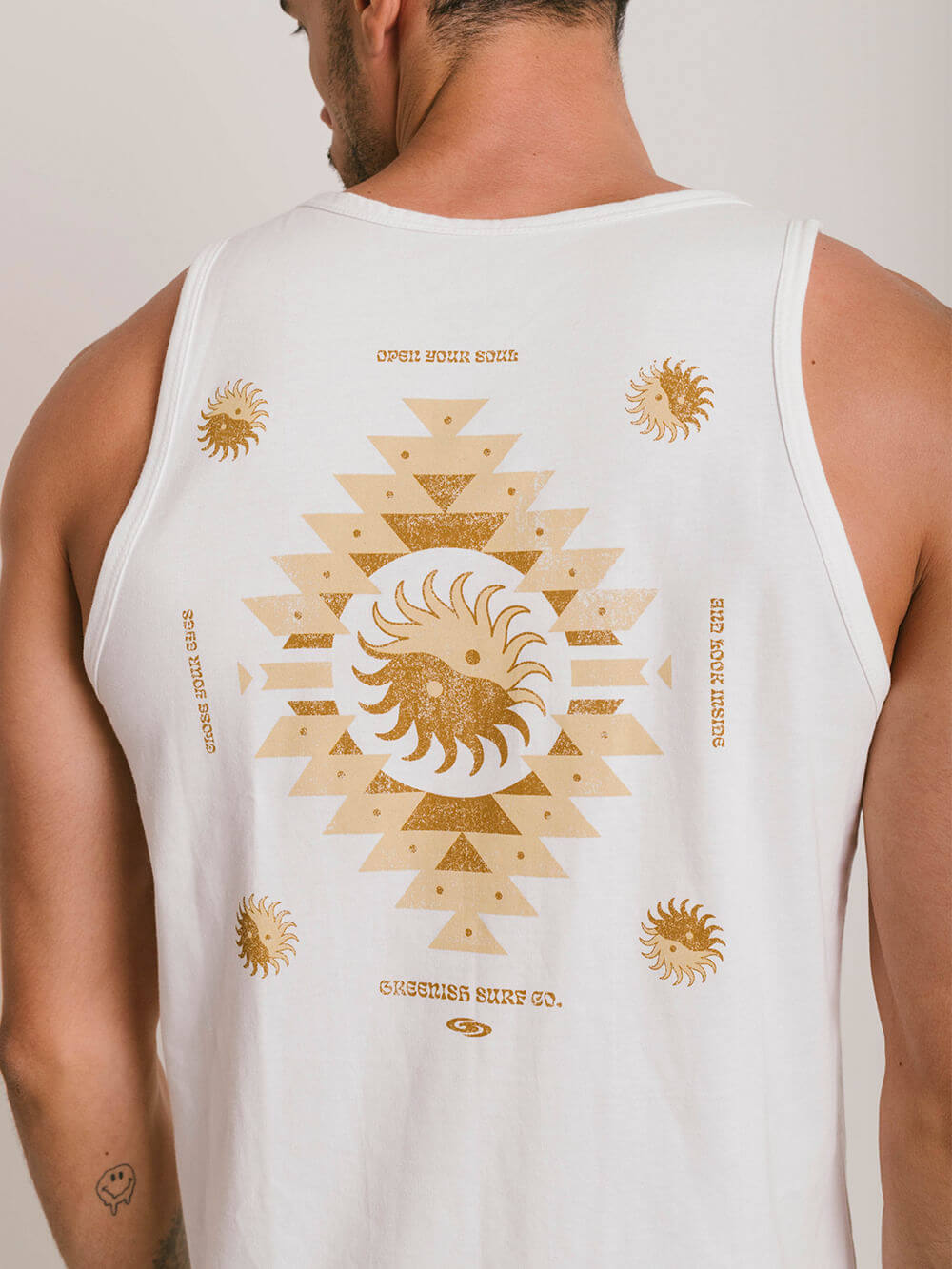 Regata boho off white da marca Greenish, com design original em print dourado e caimento confortável.