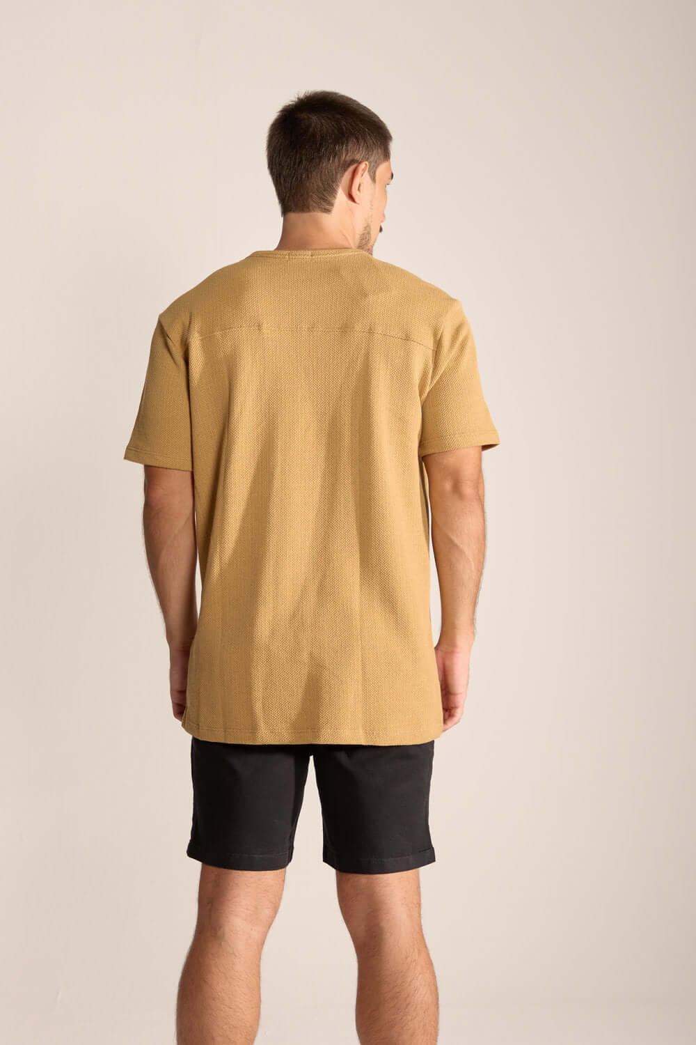 Camiseta Rustic Tricot Caqui da Greenish com caimento leve e confortável, vista de costas.
