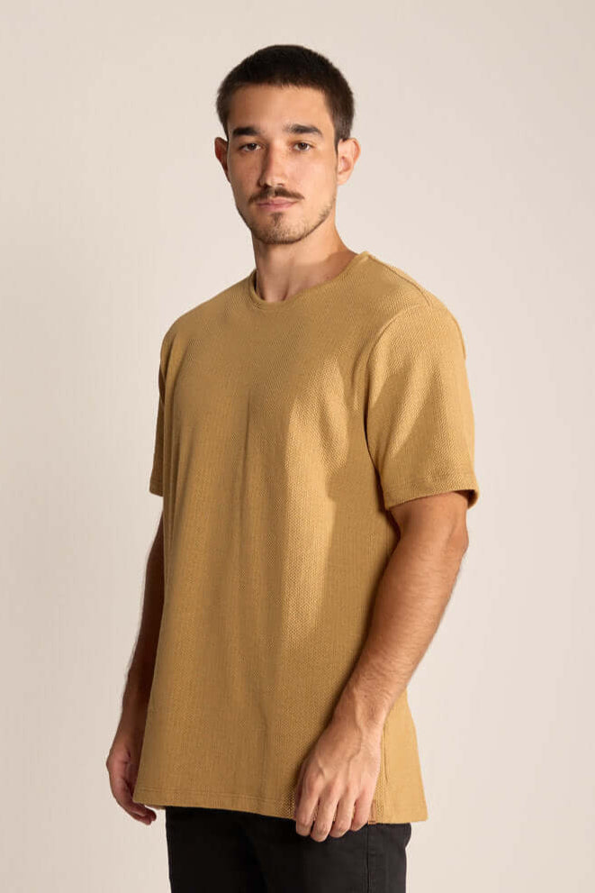 Camiseta Rustic Tricot Caqui da Greenish, confortável e estilosa, perfeita para diversas combinações.