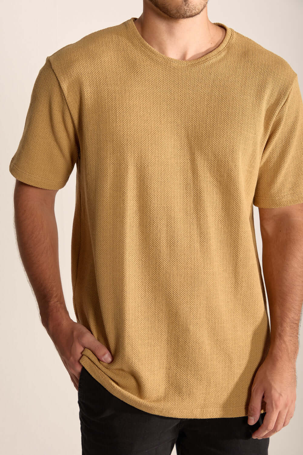 Camiseta Rustic Tricot Caqui da Greenish, confortável e estilosa, perfeita para diversos looks.