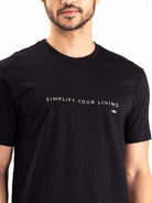 Camiseta preta da Greenish com a frase 'Simplify Your Living' para um estilo de vida leve e moderno.