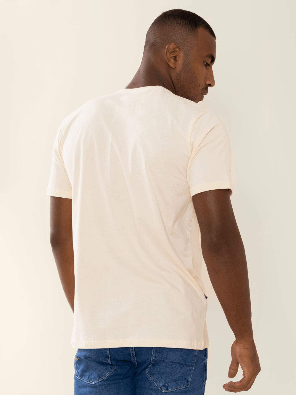 Camiseta bege masculina Greenish com logo pequeno, vista traseira, em malha 100% algodão sustentável.