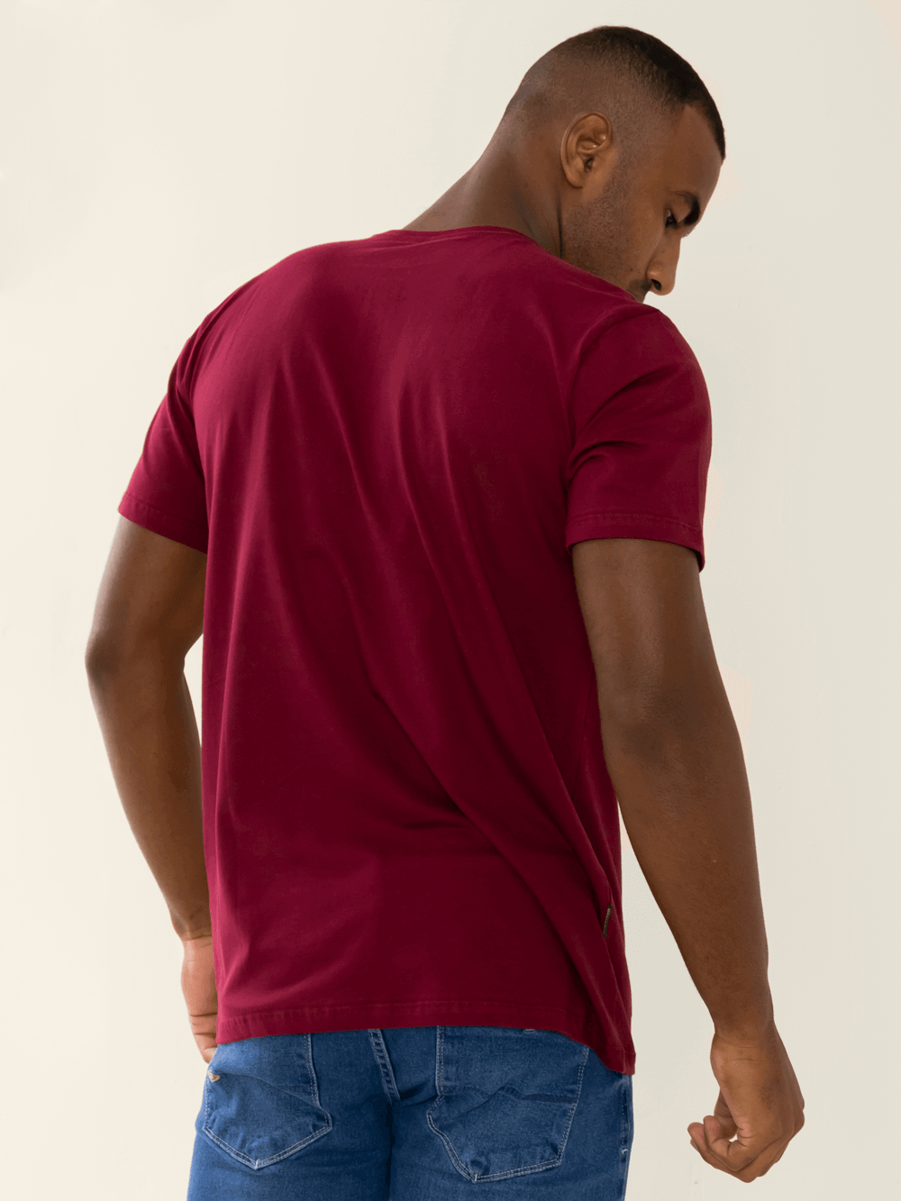 Camiseta bordô Greenish vista traseira, modelagem clássica em 100% algodão sustentável.