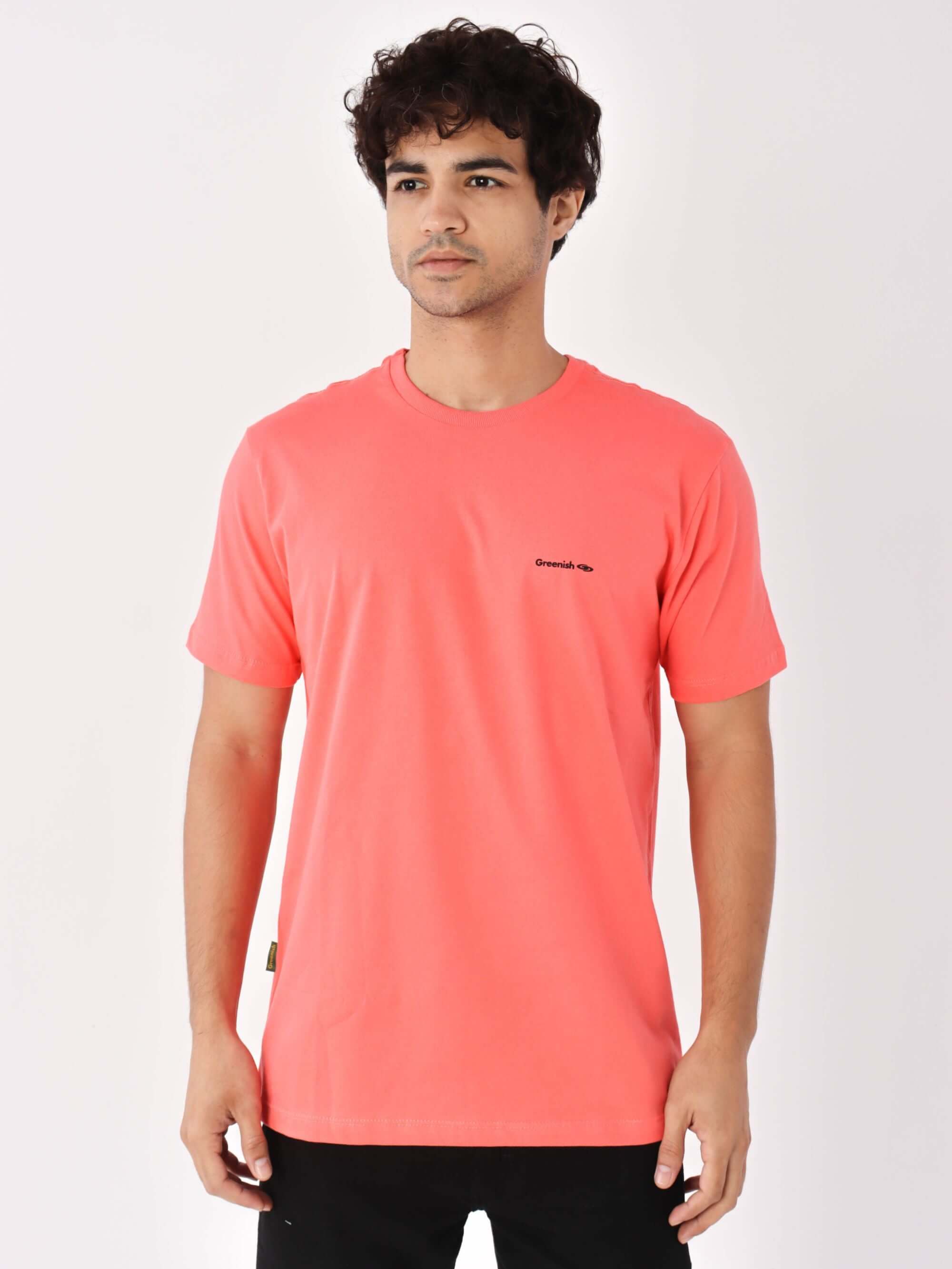 Camiseta coral com logo minimalista da Greenish, feita em algodão sustentável.