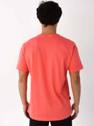 Camiseta Coral Greenish com logo pequena, vista traseira, feita em algodão sustentável.