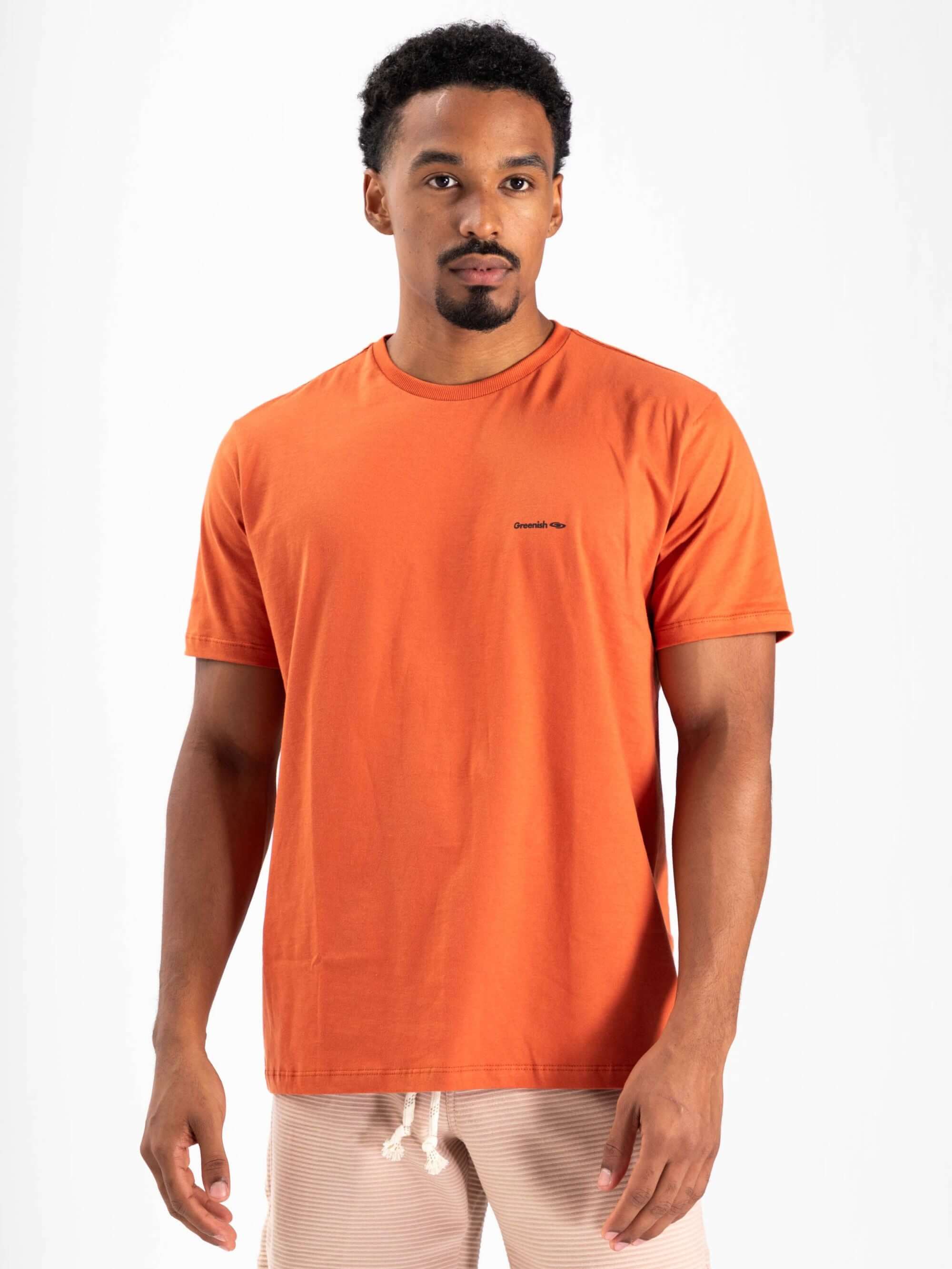 Camiseta laranja Greenish com logo pequeno, em malha 100% algodão sustentável, modelo clássico.