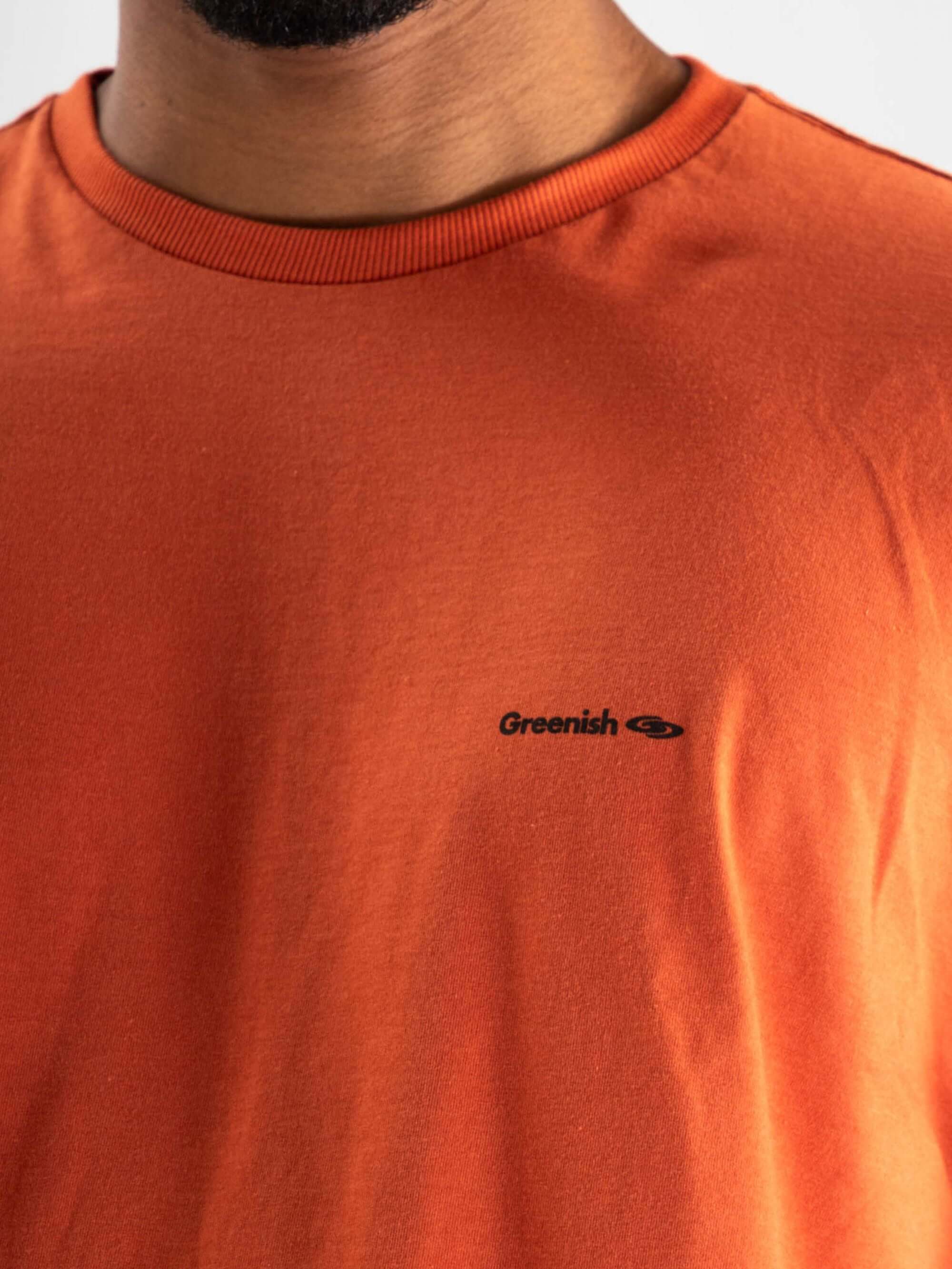 Camiseta laranja Greenish com logo minimalista, confeccionada em algodão sustentável.