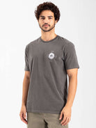 Camiseta STONE BE AWARE da marca Greenish na cor chumbo, com estampa de leão no peito.
