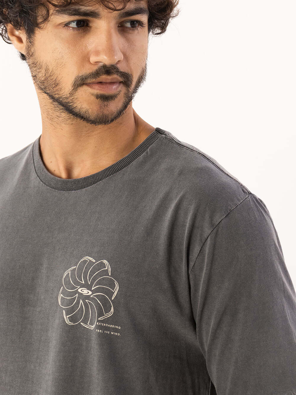Camiseta Stone Feel the Wind Chumbo da Greenish, estilo casual com estampa elegante e confortável.