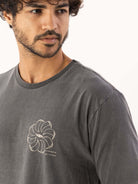 Camiseta Stone Feel the Wind Chumbo da Greenish, estilo casual com estampa elegante e confortável.