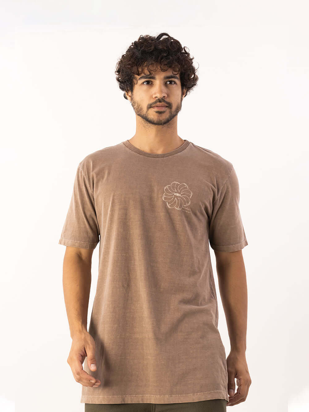 Camiseta Stone Feel The Wind - Marrom da Greenish, modelo masculino, ideal para dias quentes e descontraídos.