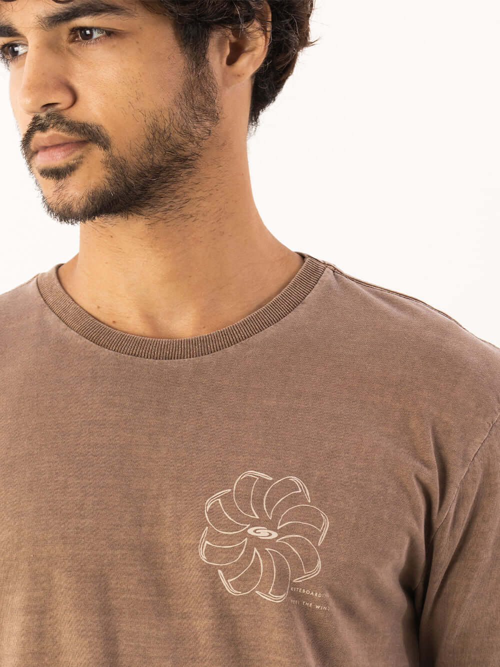 Camiseta Stone Feel The Wind - Marrom da marca Greenish, estilosa e confortável para dias de vento.