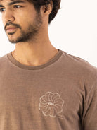 Camiseta Stone Feel The Wind - Marrom da marca Greenish, estilosa e confortável para dias de vento.