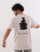 Homem usa camiseta Areia "Find Your Balance Point" da Greenish com design minimalista nas costas.