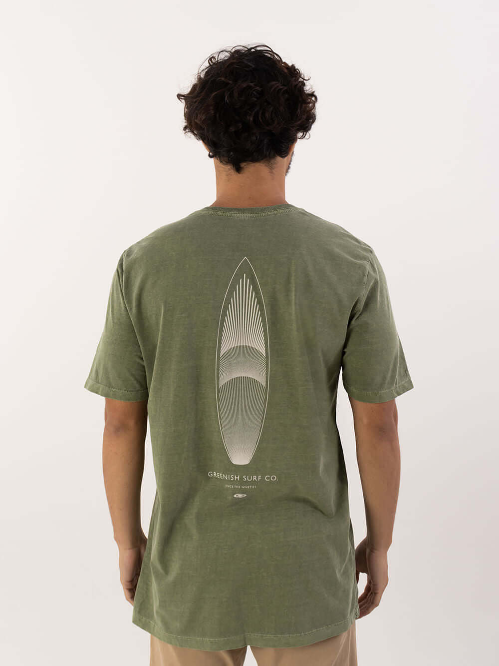 Camiseta Greenish Stone The Plank verde musgo, estonada, com design de prancha na parte de trás.