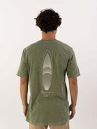 Camiseta Greenish Stone The Plank verde musgo, estonada, com design de prancha na parte de trás.