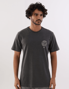 Camiseta Greenish Stone Waves Lines na cor chumbo, estilo casual com estampa discreta, ideal para moda masculina urbana.