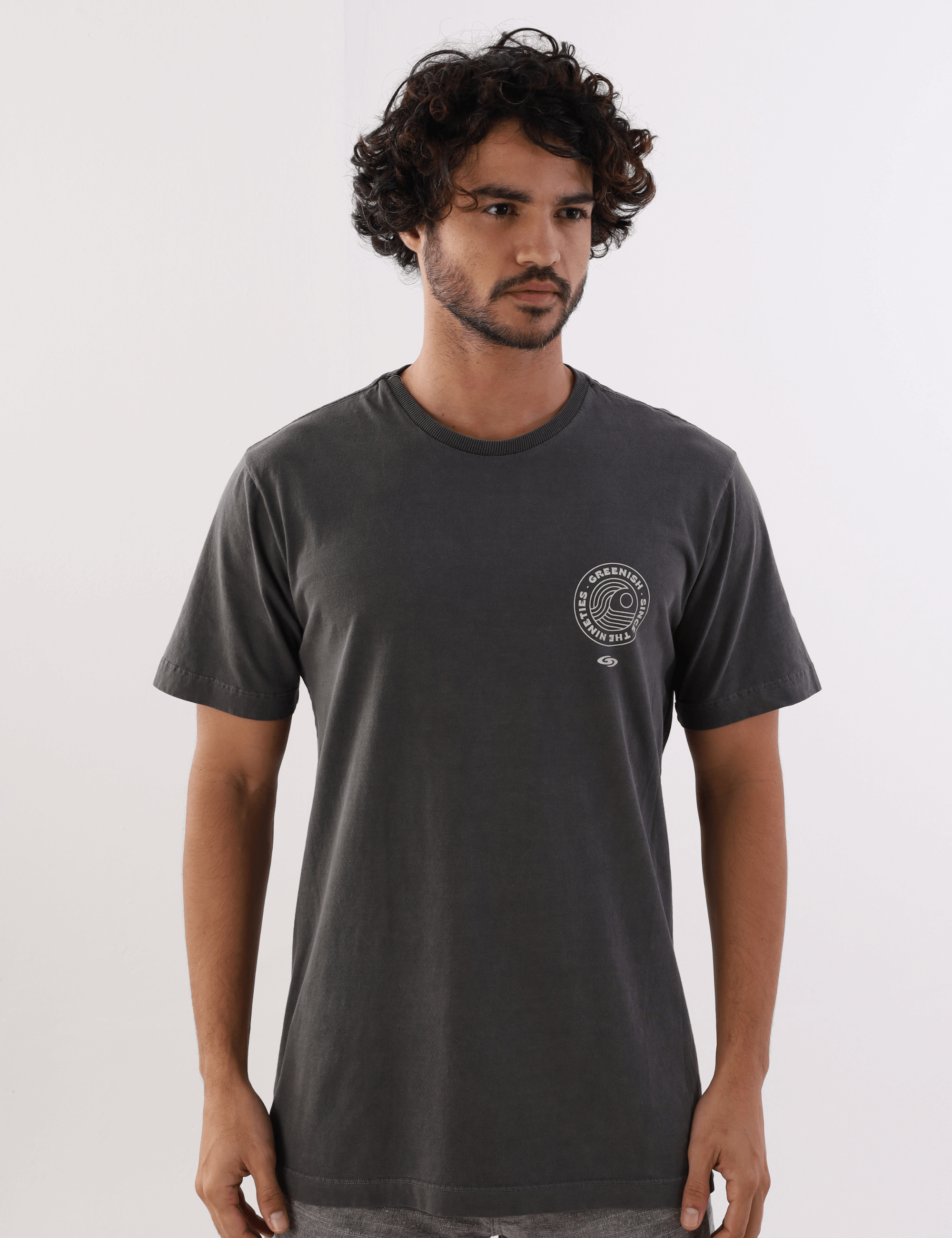 Camiseta Greenish Stone Waves Lines na cor chumbo, estilo casual com estampa discreta, ideal para moda masculina urbana.