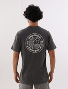 Camiseta Stone Waves Lines Chumbo da Greenish masculina, vista traseira, estampa redonda com ondas, estilo casual.