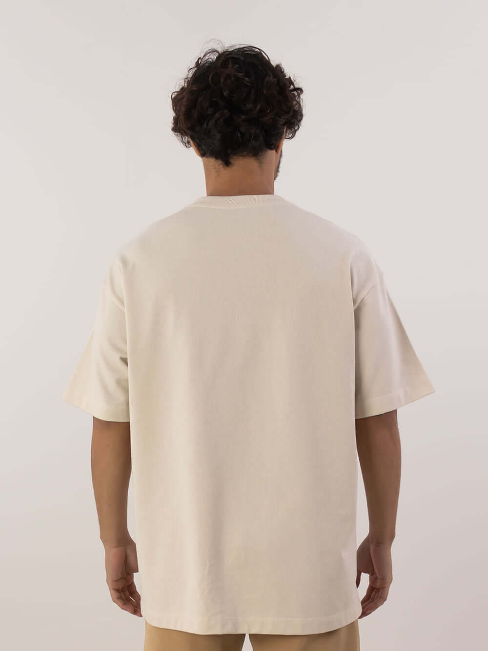 Camiseta Strong Oversized off white, estilo streetwear, da marca Greenish, feita em algodão 100%.