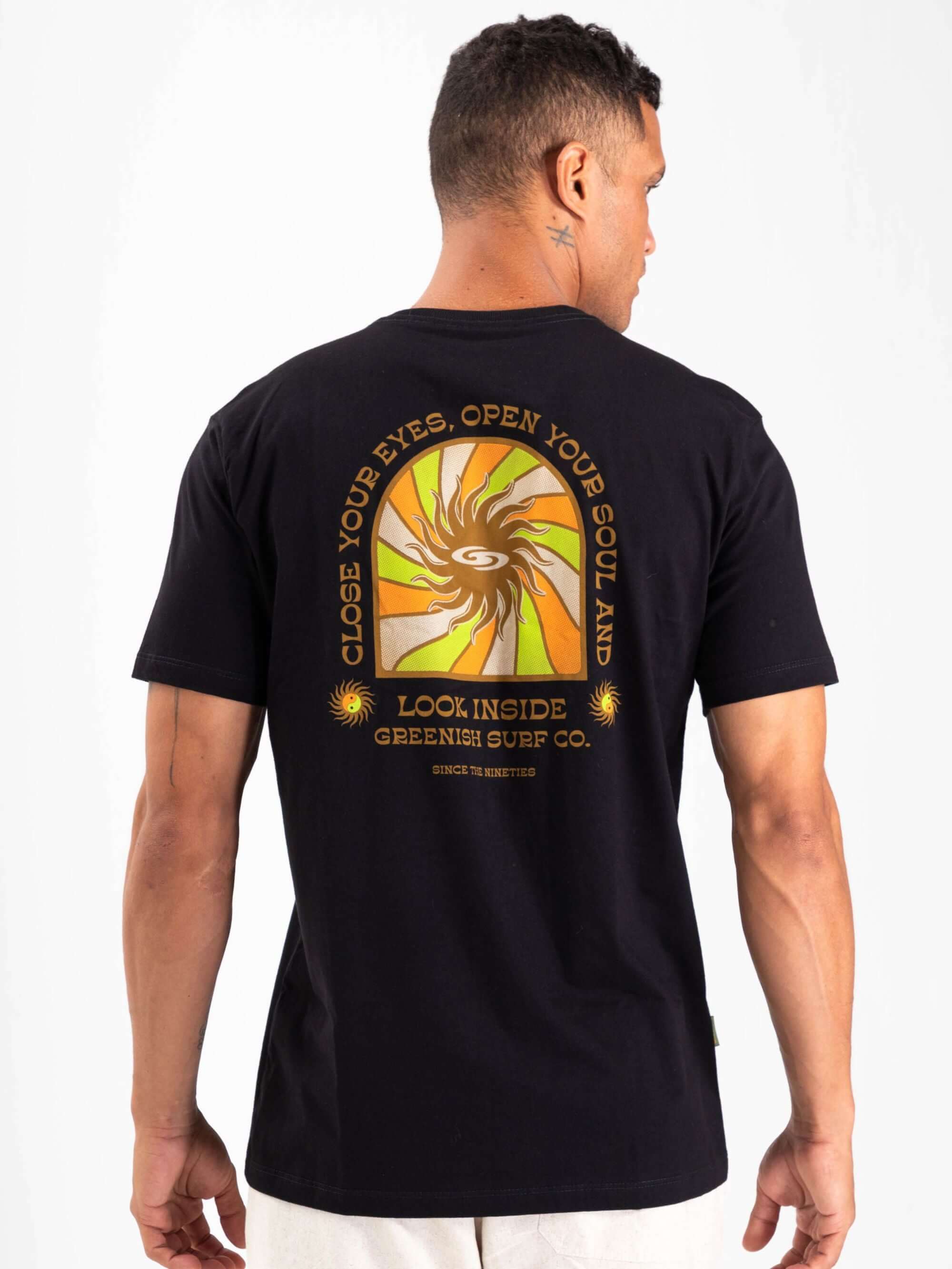 Camiseta preta Sun In The Window da Greenish, com estampa energizante nas costas, ideal para surfistas e amantes do estilo.