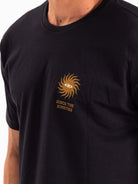 Camiseta preta da Greenish com estampa de sol e texto 'Since the Nineties', estilo urbano e moderno.
