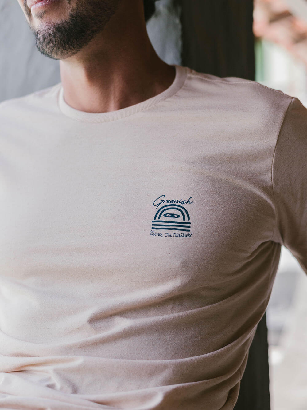 Camiseta Sunset bege da Greenish, com estampa estilizada apresentando um arco-íris sobre não perder o tempo.