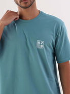 Camiseta azul médio Surf Icons da Greenish, estilo casual e moderno para amantes do surf.