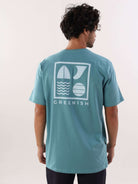 Camiseta Surf Icons Azul Médio da Greenish, mostrando estampa na parte de trás, ideal para fãs de surf.
