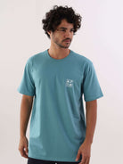Camiseta surf Icons azul médio da Greenish, modelo masculino com design casual e confortável.