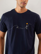 Camiseta azul marinho Greenish com estampa de surf, ideal para amantes do mar e do estilo casual.