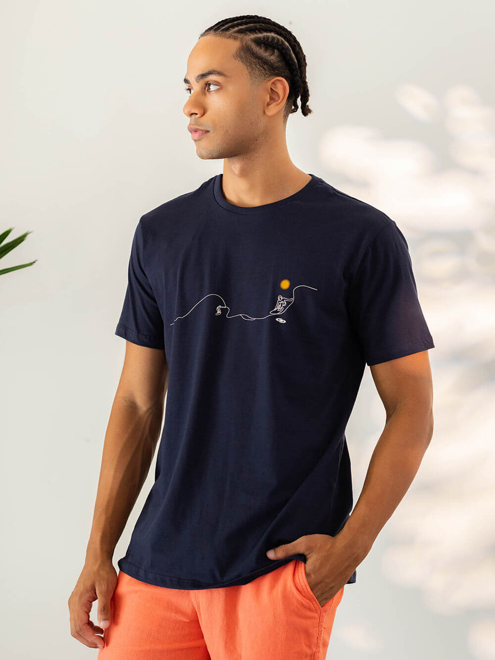 Camiseta Surf Lines azul marinho da Greenish, com estampa minimalista de surfe e sol, perfeita para os amantes do esporte.