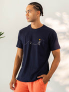 Camiseta Surf Lines azul marinho da Greenish, com estampa minimalista de surfe e sol, perfeita para os amantes do esporte.