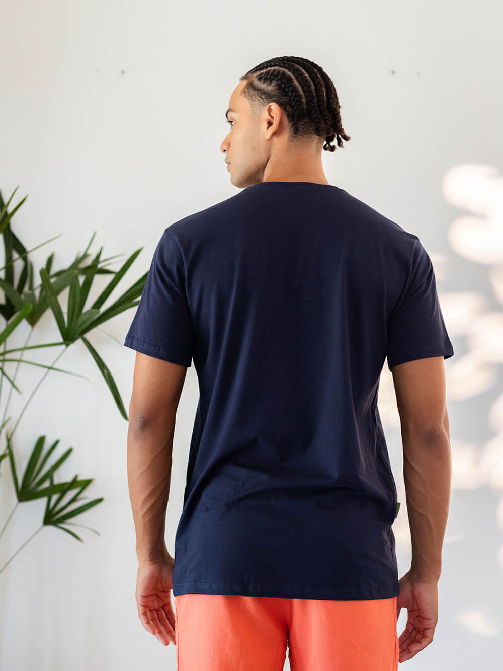 Camiseta Surf Lines azul marinho da Greenish, vista traseira, ideal para surfistas e amantes do estilo casual.
