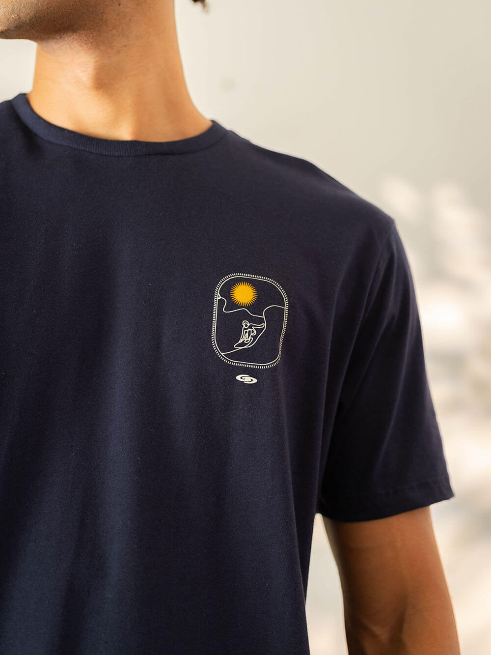 Camiseta Surf Lines II Azul Marinho da marca Greenish com estampa de surf e sol.
