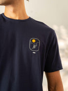 Camiseta Surf Lines II Azul Marinho da marca Greenish com estampa de surf e sol.