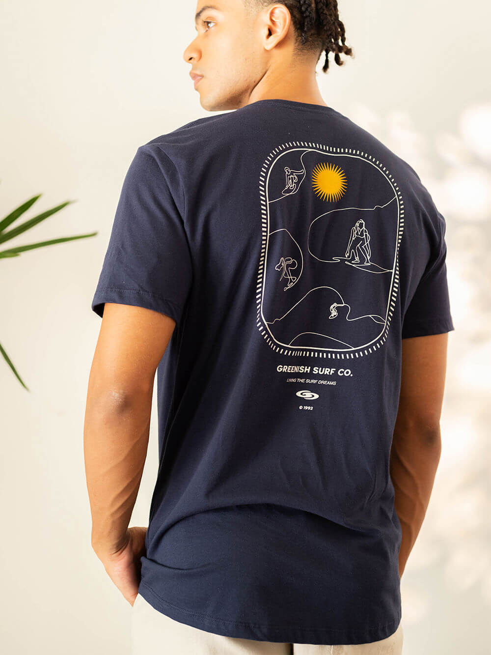 Camiseta Surf Lines II da Greenish, azul marinho, com estampa exclusiva de surfe e sol.