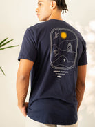 Camiseta Surf Lines II da Greenish, azul marinho, com estampa exclusiva de surfe e sol.